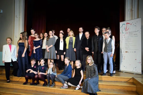 All contestants with jury members and organizers